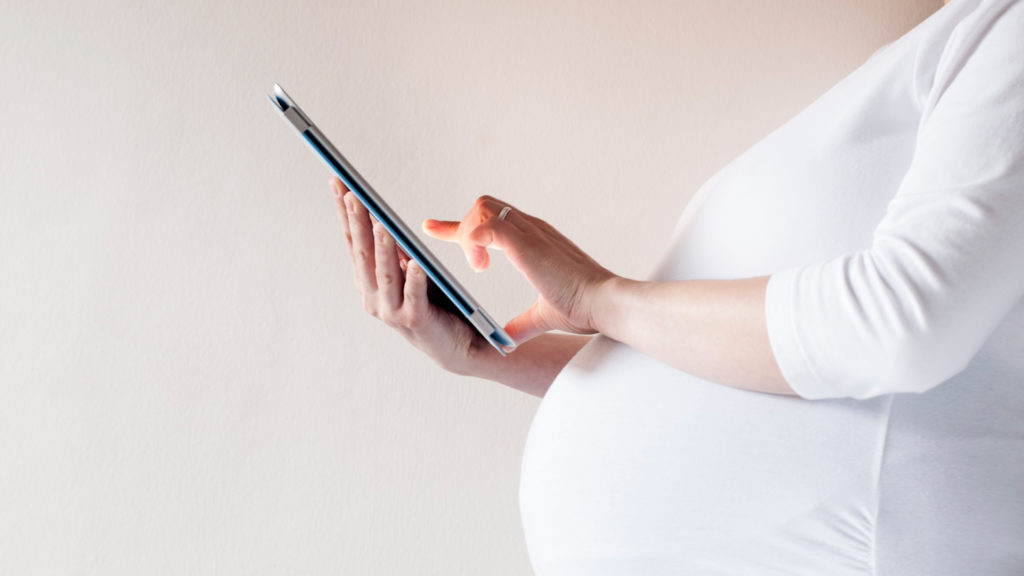 pregnant-woman-with-tablet-computer