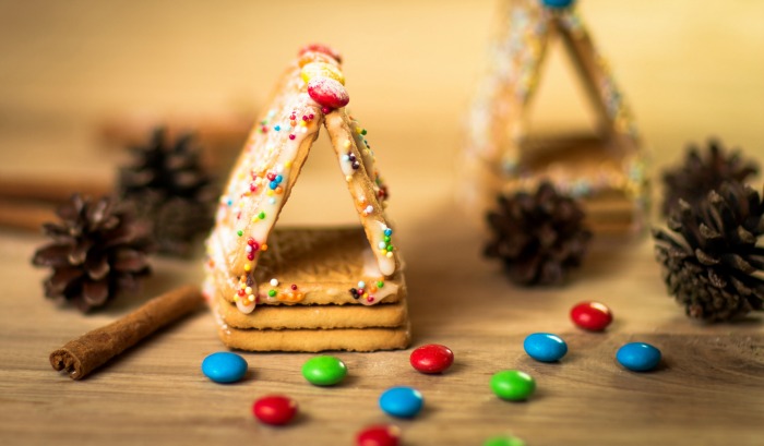 Easy Gingerbread Stables to Make with the Kids