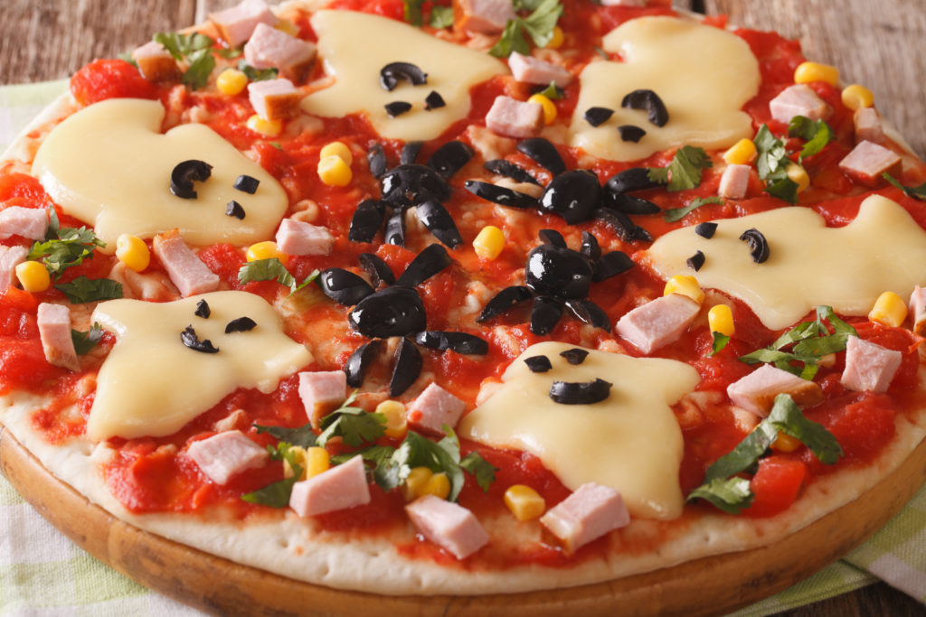 Simple Halloween Pizza to fill those bellies before all the treats!