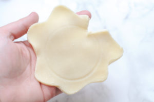 2 Ingredient apple pie in a jar. A perfect holiday gift idea with free printable gift tags included.