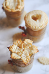 2 Ingredient apple pie in a jar. A perfect holiday gift idea with free printable gift tags included.