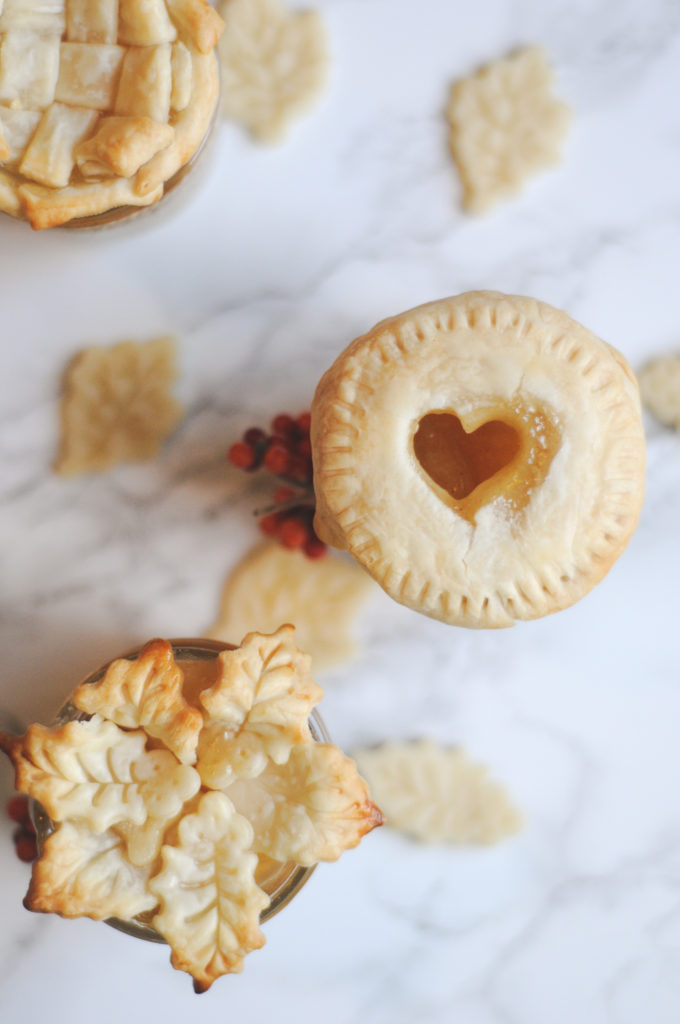 Easy 2 ingredient holiday gift idea! Individual apple pies in a jar. With free gift tag printable.