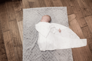 Fussy baby? Swaddling your baby is a GAME CHANGER! Here is how and why you should swaddle your baby! 