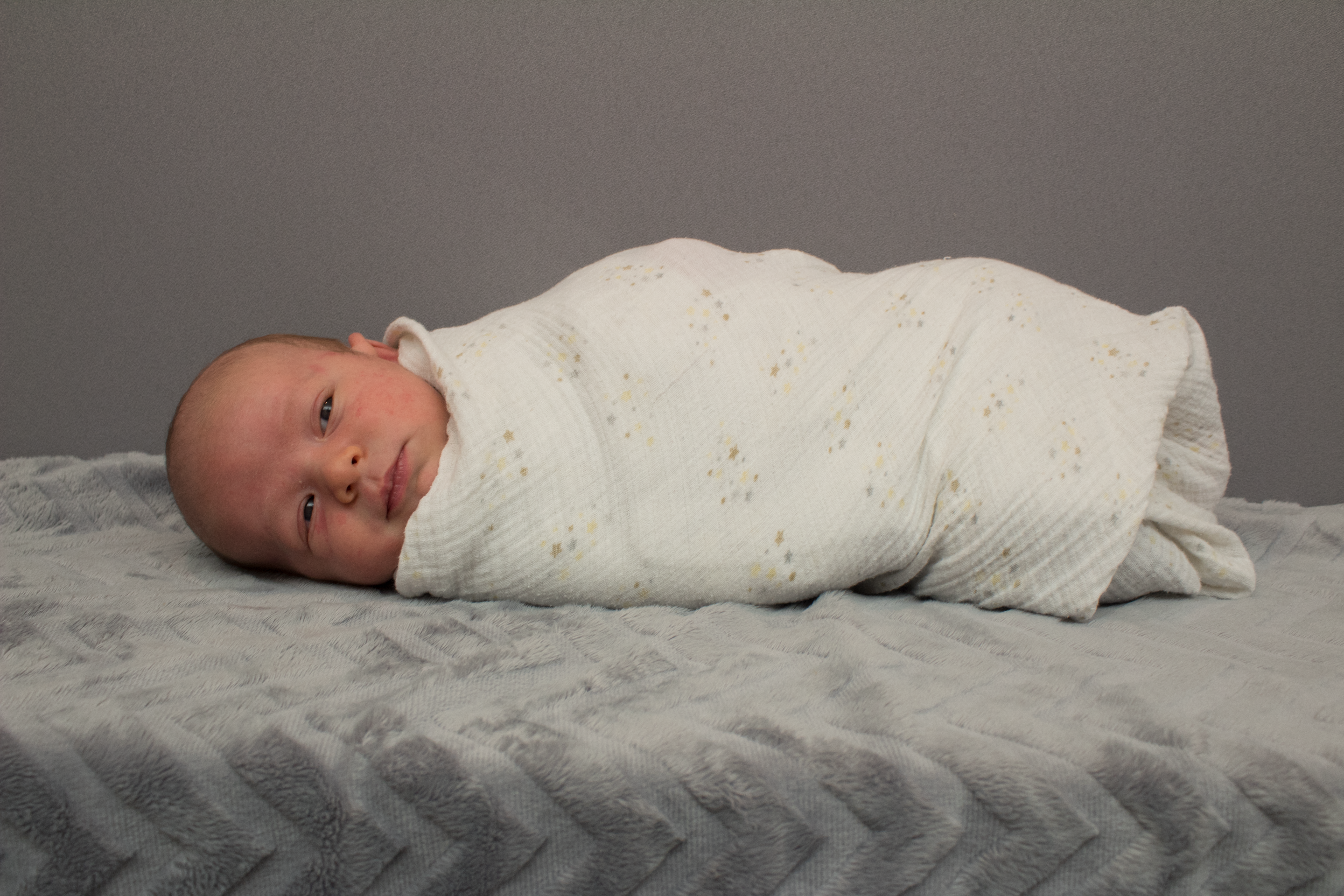 Fussy baby? Swaddling your baby is a GAME CHANGER! Here is how and why you should swaddle your baby! 