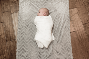 Here is how and why you should swaddle your baby! Babies love to be swaddled! 