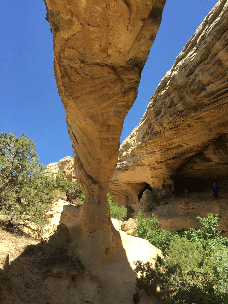 Moonshine Arch near Vernal Utah. Easy and beautiful hike your family will love. Near Vernal Utah