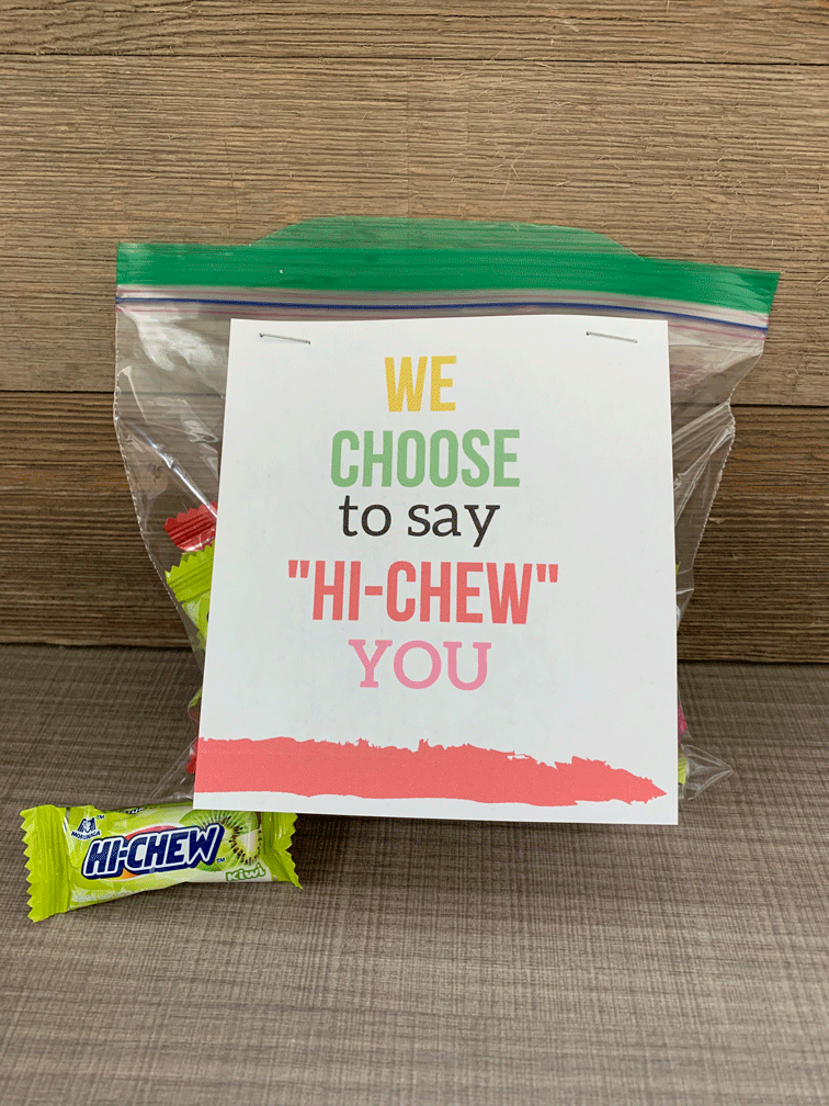 Looking for a gift that is sweet and easy!! Here are a bunch of fun gift ideas to say hello to a friend, neighbor or even to introduce yourself to a complete stranger!! Free Printables we choose to say Hi-Chew you!