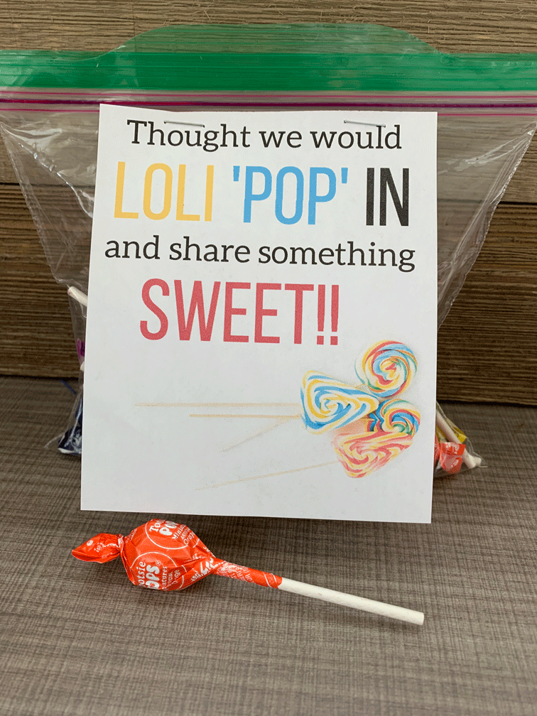 Looking for a gift that is sweet and easy!! Here are a bunch of fun gift ideas to say hello to a friend, neighbor or even to introduce yourself to a complete stranger!! Free Printables Thought we would loli 'pop' in and share something sweet!!