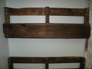 Easy DIY Pallet Bookshelves with step by step instructions that you can put together in a matter of hours. They look AMAZING!!