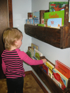 Easy DIY Pallet Bookshelves with step by step instructions that you can put together in a matter of hours. They look AMAZING!!